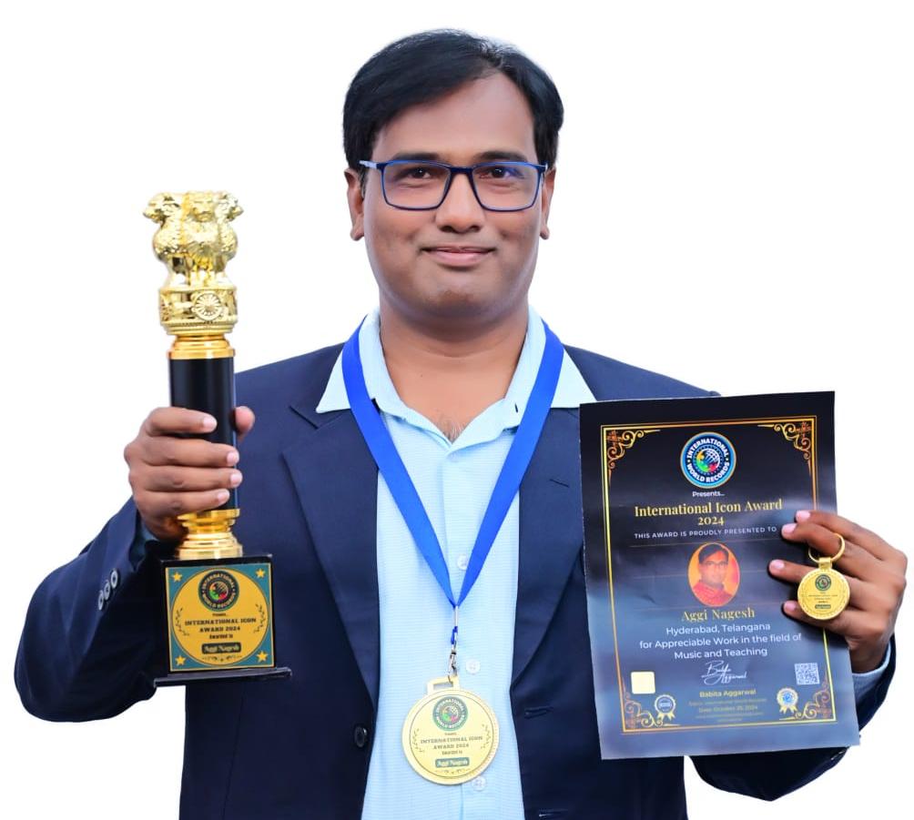 Aggi Nagesh with Award